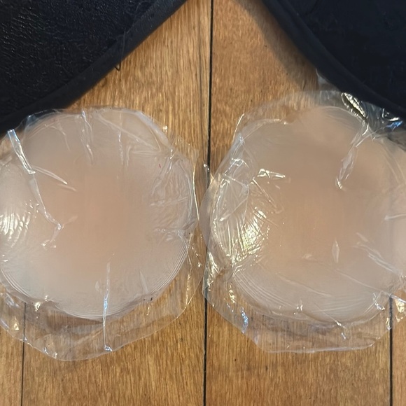 Black Strapless Adhesive Bra - Picture 4 of 7